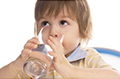 宝宝喝水学问大 矿泉水纯净水不宜饮